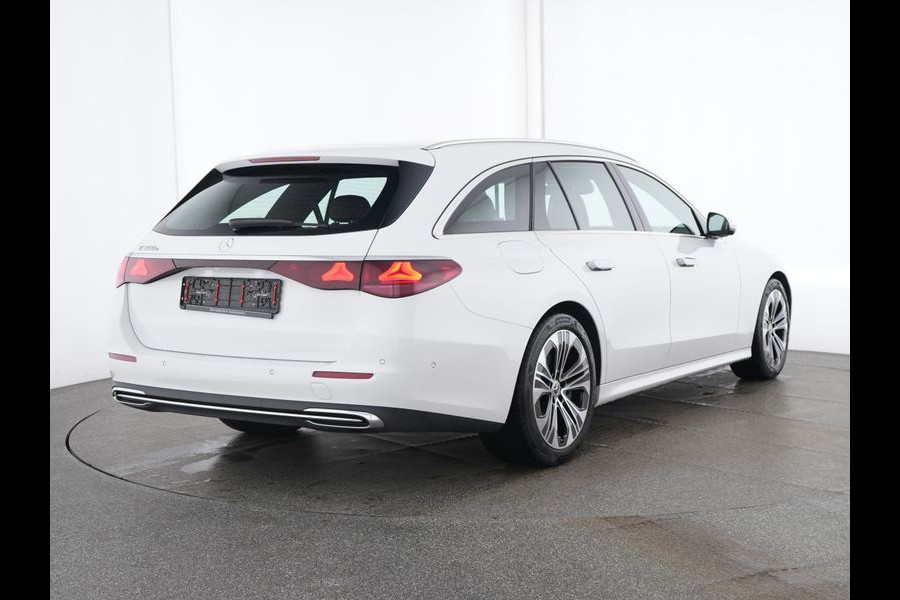 Mercedes-Benz E-Klasse Estate 300 e Luxury Line Plug-In Hybride Trekhaak | Rijassistentiepakket plus | Parkeerpakket met 360°-camera | Distronic | Sfeerverlichting. Inclusief 24 maanden MB Certified garantie voor Europa.