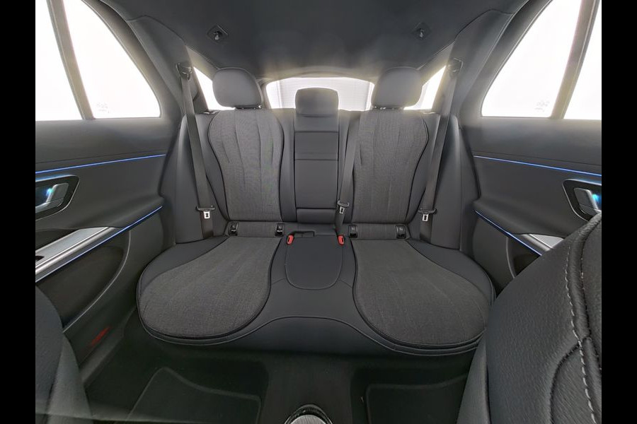 Mercedes-Benz E-Klasse Estate 300 e Luxury Line Plug-In Hybride Trekhaak | Rijassistentiepakket plus | Parkeerpakket met 360°-camera | Distronic | Sfeerverlichting. Inclusief 24 maanden MB Certified garantie voor Europa.