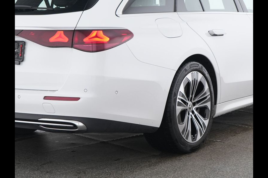 Mercedes-Benz E-Klasse Estate 300 e Luxury Line Plug-In Hybride Trekhaak | Rijassistentiepakket plus | Parkeerpakket met 360°-camera | Distronic | Sfeerverlichting. Inclusief 24 maanden MB Certified garantie voor Europa.
