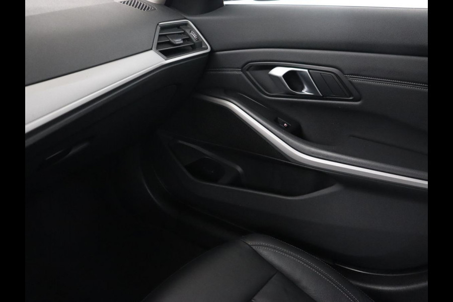 BMW 3-serie 320e Business Edition Plus | Leder | Stoelverwarming | Live Cockpit | Carplay | Navigatie | Full LED | Parkeerhulp | Climate control | Bluetooth | PHEV | Plug In