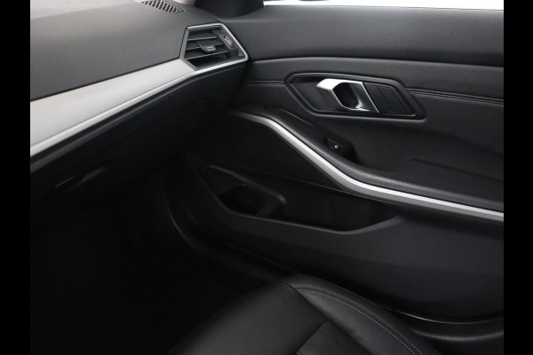 BMW 3-serie 320e Business Edition Plus | Leder | Stoelverwarming | Live Cockpit | Carplay | Navigatie | Full LED | Parkeerhulp | Climate control | Bluetooth | PHEV | Plug In