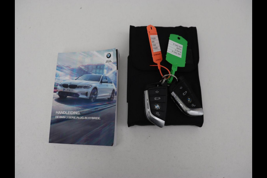 BMW 3-serie 320e Business Edition Plus | Leder | Stoelverwarming | Live Cockpit | Carplay | Navigatie | Full LED | Parkeerhulp | Climate control | Bluetooth | PHEV | Plug In