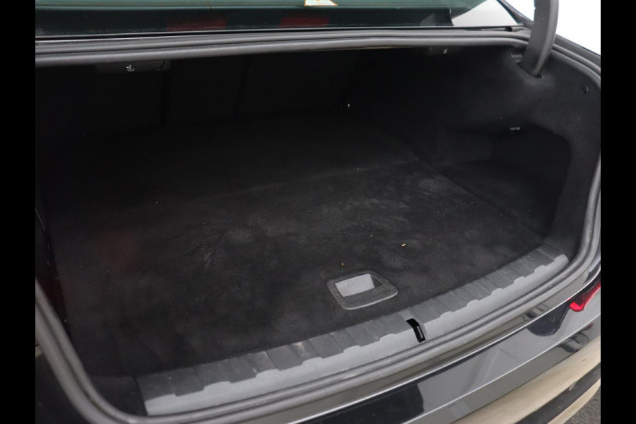 BMW 3-serie 320e Business Edition Plus | Leder | Stoelverwarming | Live Cockpit | Carplay | Navigatie | Full LED | Parkeerhulp | Climate control | Bluetooth | PHEV | Plug In