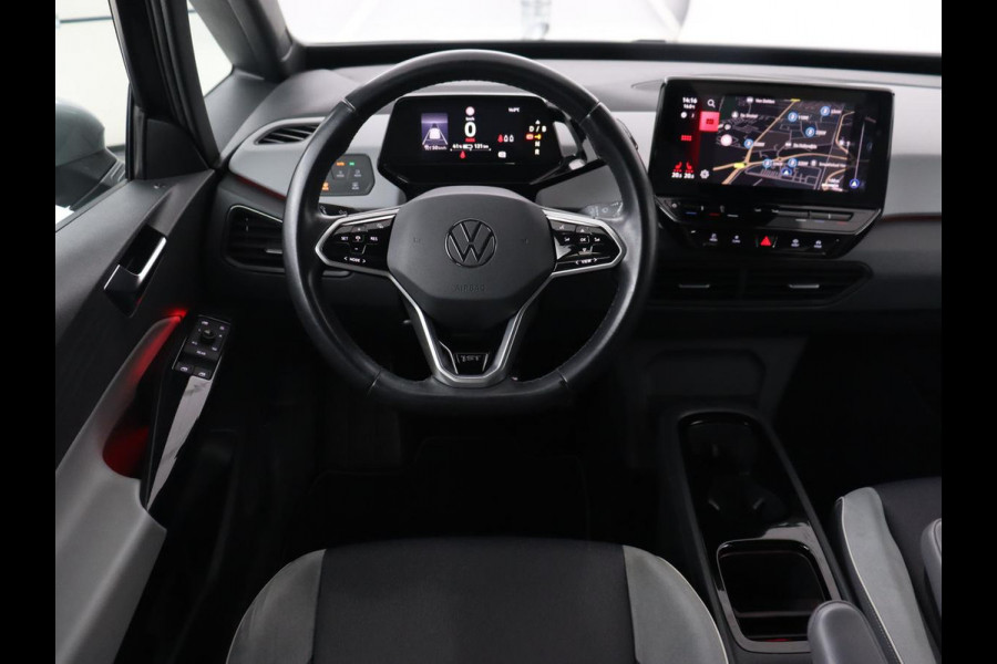 Volkswagen ID.3 First Plus 58 kWh | Stoel & stuurverwarming | Camera | Adaptive cruise | Sfeerverlichting | Carplay | Navigatie | Matrix LED | Parkeerhulp | Sfeerverlichting | Climate control