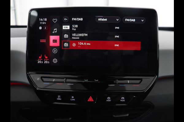Volkswagen ID.3 First Plus 58 kWh | Stoel & stuurverwarming | Camera | Adaptive cruise | Sfeerverlichting | Carplay | Navigatie | Matrix LED | Parkeerhulp | Sfeerverlichting | Climate control