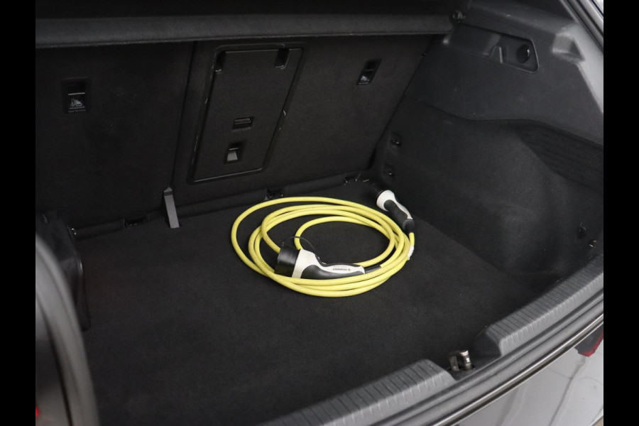 Volkswagen ID.3 First Plus 58 kWh | Stoel & stuurverwarming | Camera | Adaptive cruise | Sfeerverlichting | Carplay | Navigatie | Matrix LED | Parkeerhulp | Sfeerverlichting | Climate control