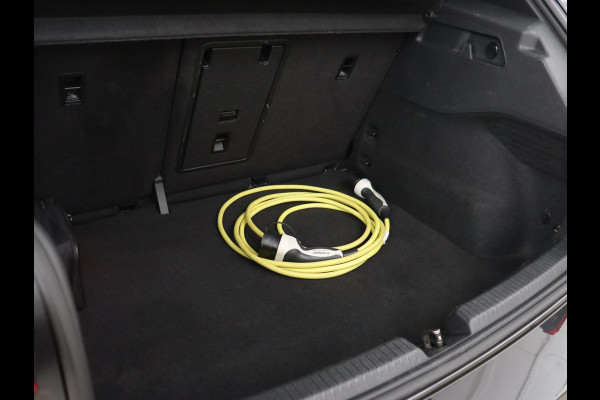 Volkswagen ID.3 First Plus 58 kWh | Stoel & stuurverwarming | Camera | Adaptive cruise | Sfeerverlichting | Carplay | Navigatie | Matrix LED | Parkeerhulp | Sfeerverlichting | Climate control