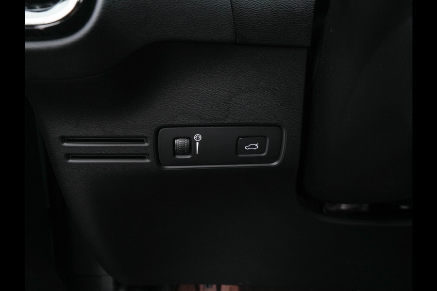 Volvo XC40 Recharge P8 AWD R-Design [ 3-Fase-11kW ] {SOH-89%} (INCL-BTW) *PANO | LEATHER-MICROFIBRE | DIGI-COCKPIT | FULL-LED | NAVI-FULLMAP | ECC | CARPLAY | PDC | KEYLESS | HEATED-SPORTSEATS | BLIS | PRIVACY-GLASS | 20"ALU*