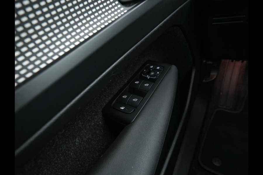 Volvo XC40 Recharge P8 AWD R-Design [ 3-Fase-11kW ] {SOH-89%} (INCL-BTW) *PANO | LEATHER-MICROFIBRE | DIGI-COCKPIT | FULL-LED | NAVI-FULLMAP | ECC | CARPLAY | PDC | KEYLESS | HEATED-SPORTSEATS | BLIS | PRIVACY-GLASS | 20"ALU*