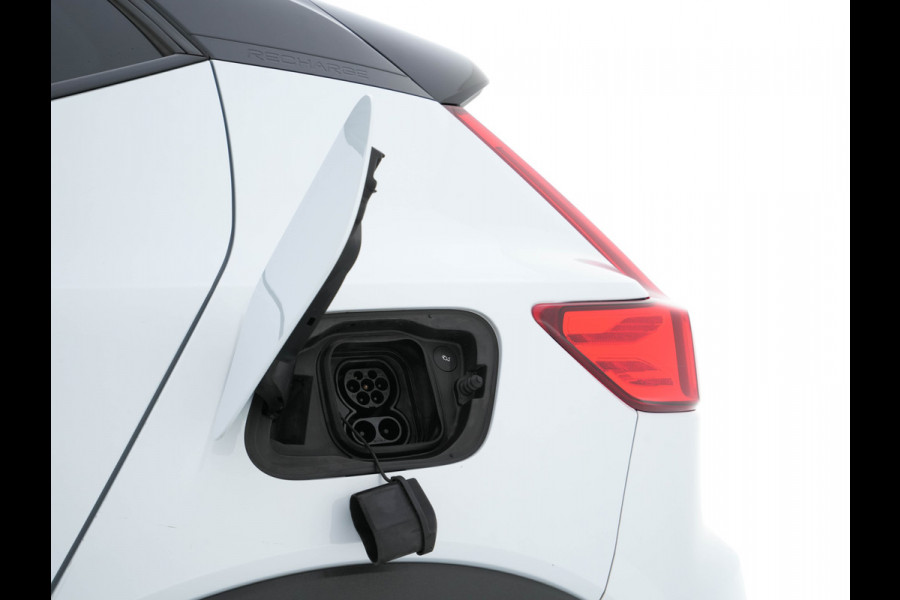 Volvo XC40 Recharge P8 AWD R-Design [ 3-Fase-11kW ] {SOH-89%} (INCL-BTW) *PANO | LEATHER-MICROFIBRE | DIGI-COCKPIT | FULL-LED | NAVI-FULLMAP | ECC | CARPLAY | PDC | KEYLESS | HEATED-SPORTSEATS | BLIS | PRIVACY-GLASS | 20"ALU*