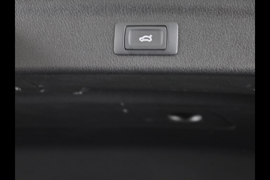 Audi Q3 35 TFSI S edition Competition 150pk| Verlengde garantie | Navigatie | Parkeercamera | 19 inch Lichtmetalen velgen | Apple Carplay/ Android Auto