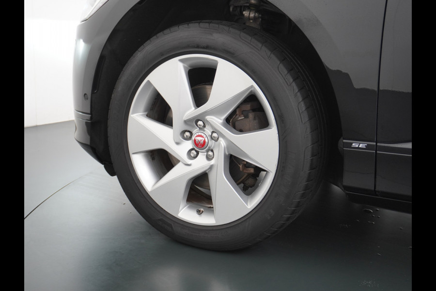 Jaguar I-PACE EV400pk SE 90kWh AWD Leer+Elektr. Meridian®-Audio Apple Carplay Android Auto Navi Led-v+a Ecc Camera Cruise Control Keyless Pdc Lmv Led Bordherkenning Elektrische-Achterklep koplampreiniging Lane-Assist App-Connect ECT Voorverwarming/koeling WiFi DigiDash DAB 4WD 1e Eigenaar Origineel Nederlandse Auto € 90.000 nieuw!