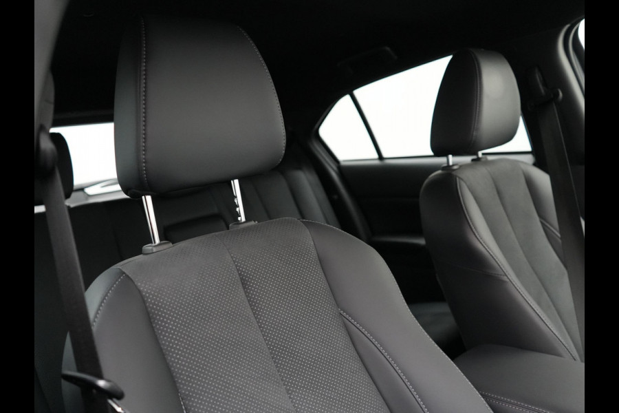 Mitsubishi Eclipse Cross 2.4 Black Edition Plug In Hybrid 188pk Dealer O.H. PHEV | Adaptive Cruise | 360 Camera | Alcantara Sportstoelen & Stuur Verwarmd | Keyless | Navi Via TomTom | Blis | Apple Carplay | DAB |