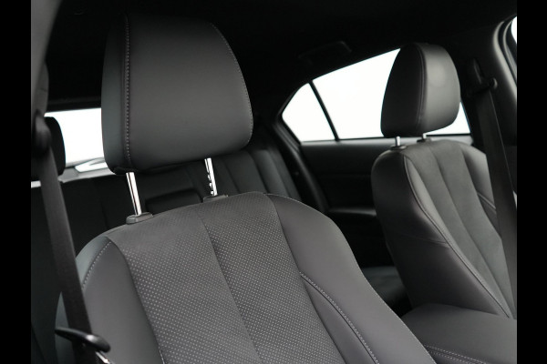 Mitsubishi Eclipse Cross 2.4 Black Edition Plug In Hybrid 188pk Dealer O.H. PHEV | Adaptive Cruise | 360 Camera | Alcantara Sportstoelen & Stuur Verwarmd | Keyless | Navi Via TomTom | Blis | Apple Carplay | DAB |