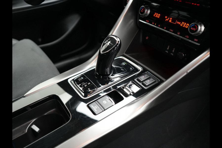 Mitsubishi Eclipse Cross 2.4 Black Edition Plug In Hybrid 188pk Dealer O.H. PHEV | Adaptive Cruise | 360 Camera | Alcantara Sportstoelen & Stuur Verwarmd | Keyless | Navi Via TomTom | Blis | Apple Carplay | DAB |