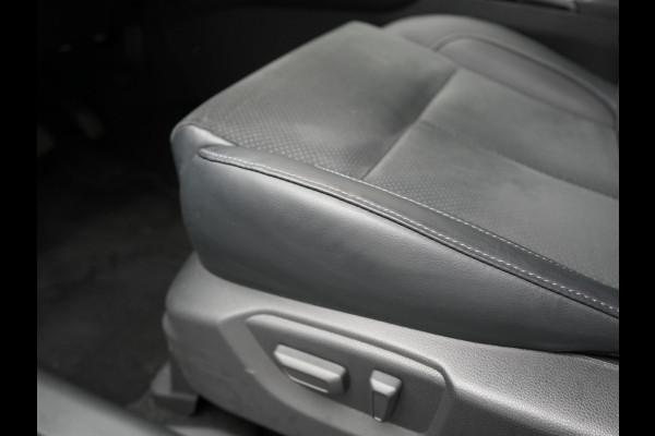 Mitsubishi Eclipse Cross 2.4 Black Edition Plug In Hybrid 188pk Dealer O.H. PHEV | Adaptive Cruise | 360 Camera | Alcantara Sportstoelen & Stuur Verwarmd | Keyless | Navi Via TomTom | Blis | Apple Carplay | DAB |