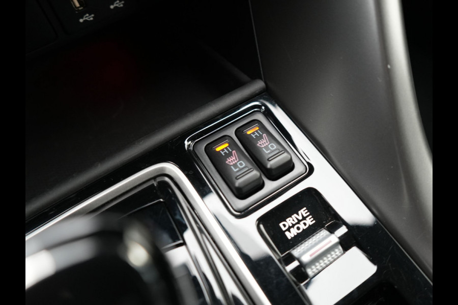 Mitsubishi Eclipse Cross 2.4 Black Edition Plug In Hybrid 188pk Dealer O.H. PHEV | Adaptive Cruise | 360 Camera | Alcantara Sportstoelen & Stuur Verwarmd | Keyless | Navi Via TomTom | Blis | Apple Carplay | DAB |