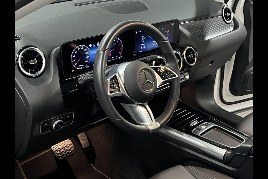 Mercedes-Benz GLA 180 Trekhaak | Open dak | Cruise control | Navigatie | Stoel-/stuurverwarming | Achteruitrij camera