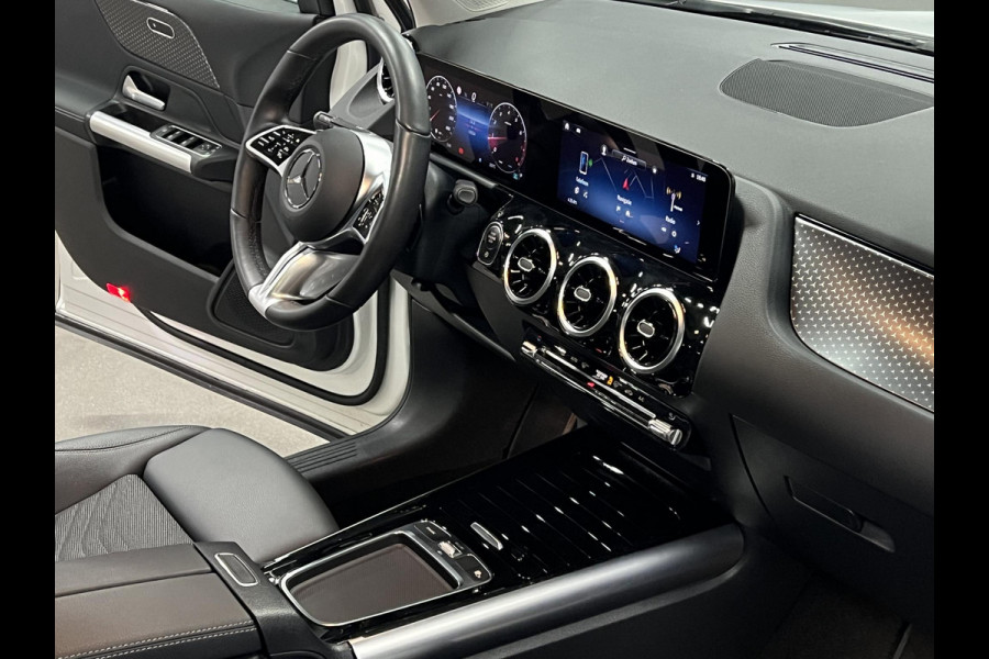 Mercedes-Benz GLA 180 Trekhaak | Open dak | Cruise control | Navigatie | Stoel-/stuurverwarming | Achteruitrij camera