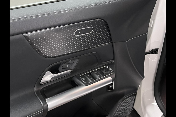 Mercedes-Benz GLA 180 Trekhaak | Open dak | Cruise control | Navigatie | Stoel-/stuurverwarming | Achteruitrij camera