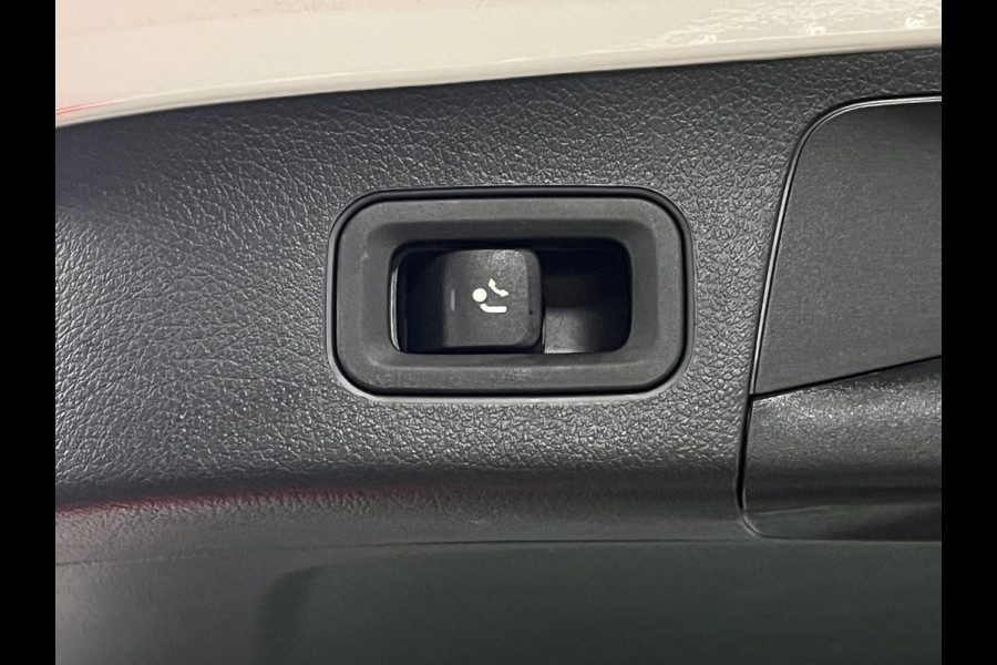 Mercedes-Benz GLA 180 Trekhaak | Open dak | Cruise control | Navigatie | Stoel-/stuurverwarming | Achteruitrij camera