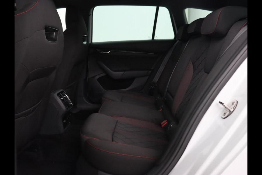 Škoda Octavia 1.4 TSI RS iV PHEV | Stoelverwarming | Head-Up | Matrix LED | Sfeerverlichting | Adaptive cruise | Side Assist | Carplay | Sportstoelen | Achterbankverwarming | Camera | Navigatie | Plug In