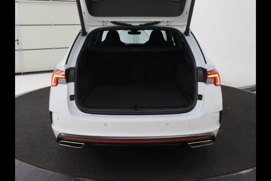 Škoda Octavia 1.4 TSI RS iV PHEV | Stoelverwarming | Head-Up | Matrix LED | Sfeerverlichting | Adaptive cruise | Side Assist | Carplay | Sportstoelen | Achterbankverwarming | Camera | Navigatie | Plug In