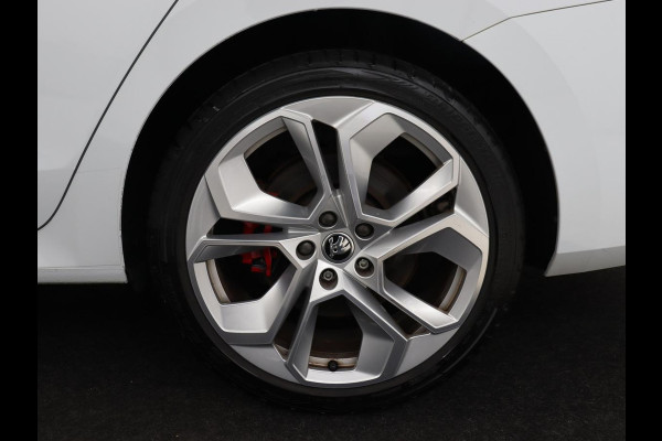 Škoda Octavia 1.4 TSI RS iV PHEV | Stoelverwarming | Head-Up | Matrix LED | Sfeerverlichting | Adaptive cruise | Side Assist | Carplay | Sportstoelen | Achterbankverwarming | Camera | Navigatie | Plug In