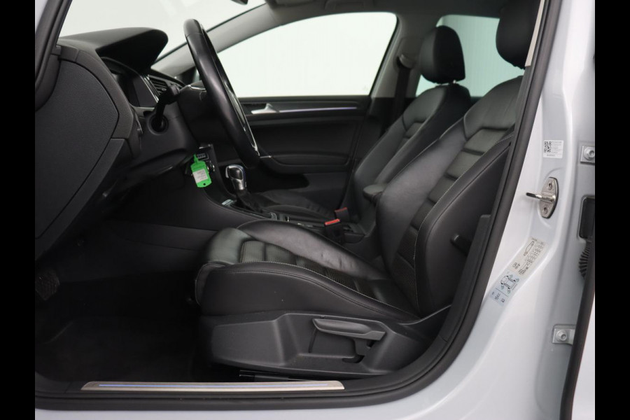 Volkswagen e-Golf e-Golf | Leder | Stoelverwarming | Warmtepomp | Camera | Adaptive cruise | Carplay | Virtual Cockpit | LED Plus | Climate control | Navigatie