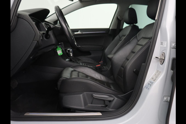 Volkswagen e-Golf e-Golf | Leder | Stoelverwarming | Warmtepomp | Camera | Adaptive cruise | Carplay | Virtual Cockpit | LED Plus | Climate control | Navigatie