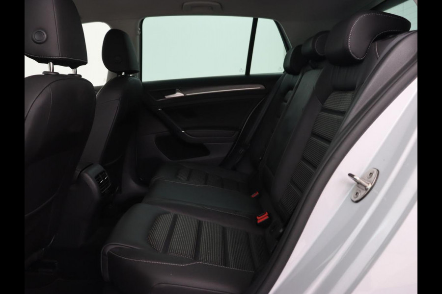 Volkswagen e-Golf e-Golf | Leder | Stoelverwarming | Warmtepomp | Camera | Adaptive cruise | Carplay | Virtual Cockpit | LED Plus | Climate control | Navigatie