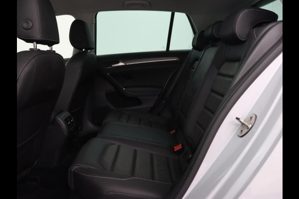 Volkswagen e-Golf e-Golf | Leder | Stoelverwarming | Warmtepomp | Camera | Adaptive cruise | Carplay | Virtual Cockpit | LED Plus | Climate control | Navigatie