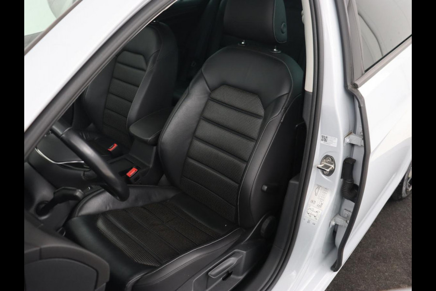 Volkswagen e-Golf e-Golf | Leder | Stoelverwarming | Warmtepomp | Camera | Adaptive cruise | Carplay | Virtual Cockpit | LED Plus | Climate control | Navigatie