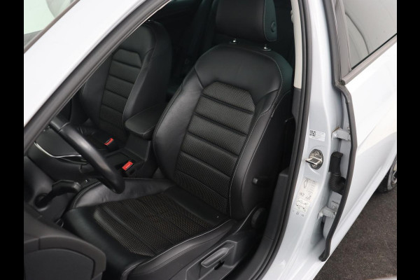 Volkswagen e-Golf e-Golf | Leder | Stoelverwarming | Warmtepomp | Camera | Adaptive cruise | Carplay | Virtual Cockpit | LED Plus | Climate control | Navigatie