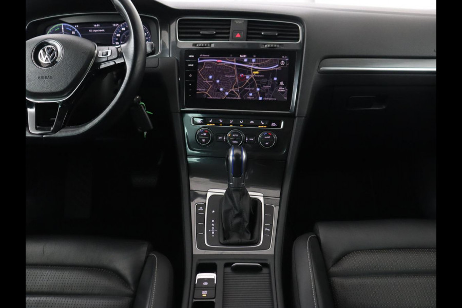 Volkswagen e-Golf e-Golf | Leder | Stoelverwarming | Warmtepomp | Camera | Adaptive cruise | Carplay | Virtual Cockpit | LED Plus | Climate control | Navigatie