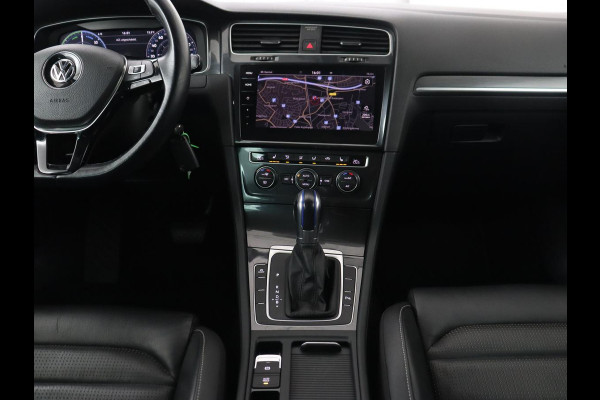 Volkswagen e-Golf e-Golf | Leder | Stoelverwarming | Warmtepomp | Camera | Adaptive cruise | Carplay | Virtual Cockpit | LED Plus | Climate control | Navigatie