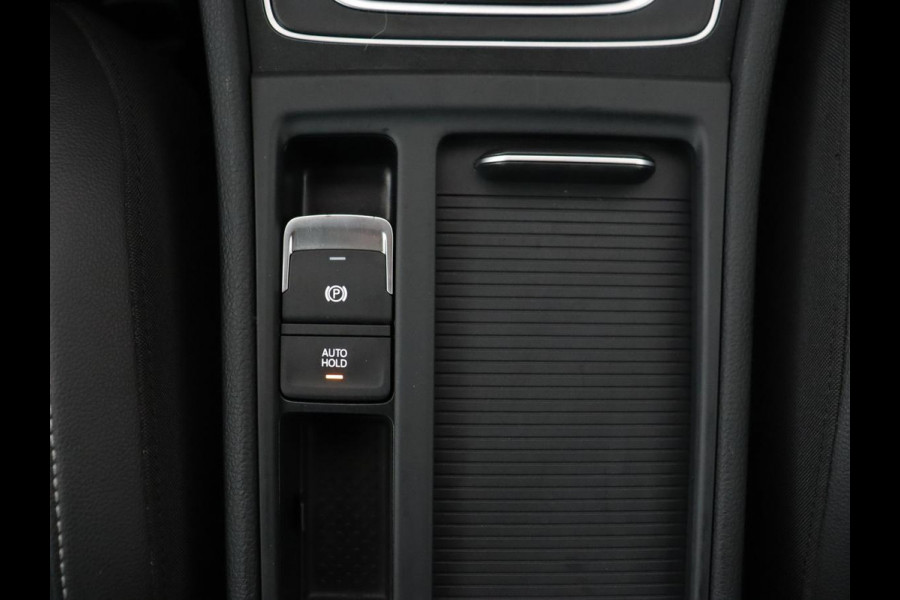 Volkswagen e-Golf e-Golf | Leder | Stoelverwarming | Warmtepomp | Camera | Adaptive cruise | Carplay | Virtual Cockpit | LED Plus | Climate control | Navigatie