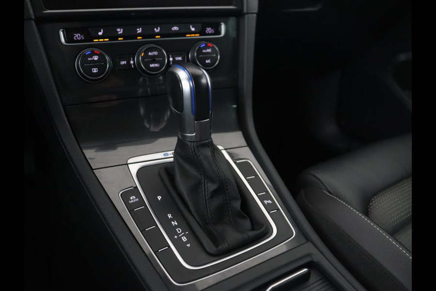 Volkswagen e-Golf e-Golf | Leder | Stoelverwarming | Warmtepomp | Camera | Adaptive cruise | Carplay | Virtual Cockpit | LED Plus | Climate control | Navigatie