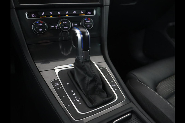 Volkswagen e-Golf e-Golf | Leder | Stoelverwarming | Warmtepomp | Camera | Adaptive cruise | Carplay | Virtual Cockpit | LED Plus | Climate control | Navigatie