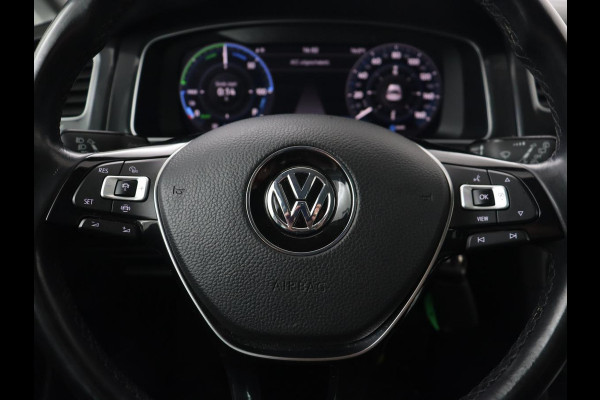 Volkswagen e-Golf e-Golf | Leder | Stoelverwarming | Warmtepomp | Camera | Adaptive cruise | Carplay | Virtual Cockpit | LED Plus | Climate control | Navigatie