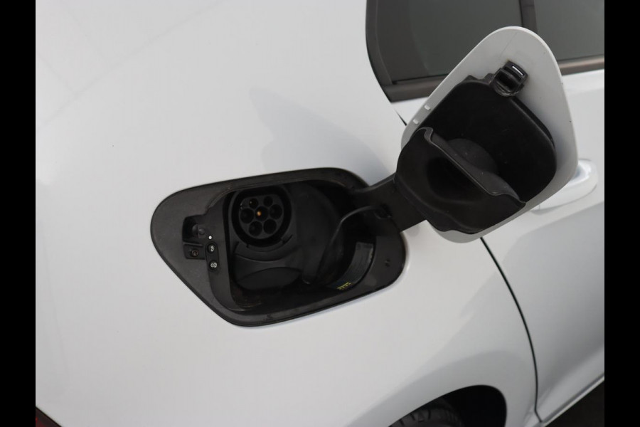 Volkswagen e-Golf e-Golf | Leder | Stoelverwarming | Warmtepomp | Camera | Adaptive cruise | Carplay | Virtual Cockpit | LED Plus | Climate control | Navigatie