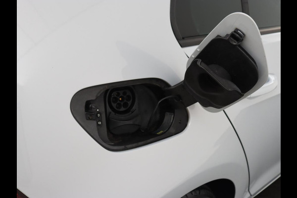 Volkswagen e-Golf e-Golf | Leder | Stoelverwarming | Warmtepomp | Camera | Adaptive cruise | Carplay | Virtual Cockpit | LED Plus | Climate control | Navigatie