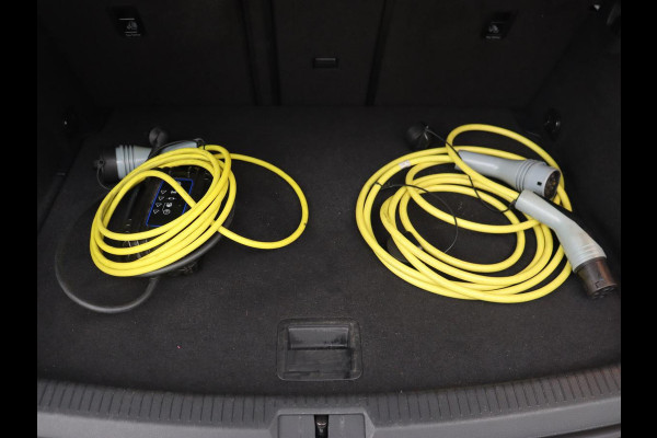 Volkswagen e-Golf e-Golf | Leder | Stoelverwarming | Warmtepomp | Camera | Adaptive cruise | Carplay | Virtual Cockpit | LED Plus | Climate control | Navigatie