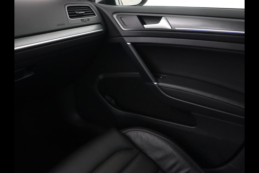 Volkswagen e-Golf e-Golf | Leder | Stoelverwarming | Warmtepomp | Camera | Adaptive cruise | Carplay | Virtual Cockpit | LED Plus | Climate control | Navigatie