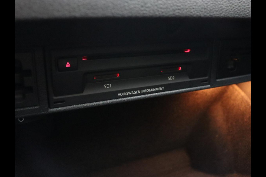 Volkswagen e-Golf e-Golf | Leder | Stoelverwarming | Warmtepomp | Camera | Adaptive cruise | Carplay | Virtual Cockpit | LED Plus | Climate control | Navigatie