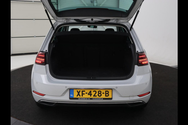 Volkswagen e-Golf e-Golf | Leder | Stoelverwarming | Warmtepomp | Camera | Adaptive cruise | Carplay | Virtual Cockpit | LED Plus | Climate control | Navigatie