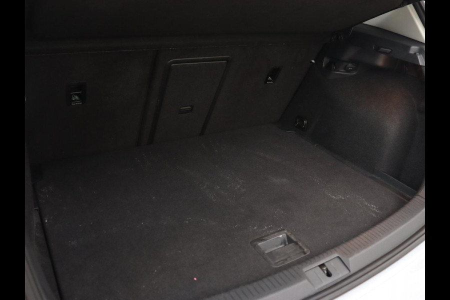 Volkswagen e-Golf e-Golf | Leder | Stoelverwarming | Warmtepomp | Camera | Adaptive cruise | Carplay | Virtual Cockpit | LED Plus | Climate control | Navigatie