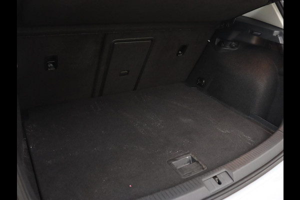 Volkswagen e-Golf e-Golf | Leder | Stoelverwarming | Warmtepomp | Camera | Adaptive cruise | Carplay | Virtual Cockpit | LED Plus | Climate control | Navigatie