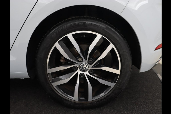 Volkswagen e-Golf e-Golf | Leder | Stoelverwarming | Warmtepomp | Camera | Adaptive cruise | Carplay | Virtual Cockpit | LED Plus | Climate control | Navigatie