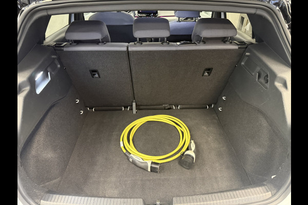 Volkswagen ID.3 First 58 kWh Adaptive-Cruise Full-led Navigatie Trekhaak 24 maanden garantie mogelijk (*vraag naar de voorwaarden)